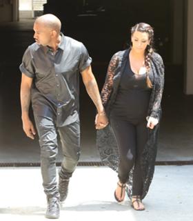 Kim Kardashian feet photo thumbnail