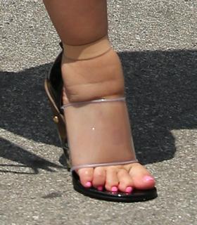 Kim Kardashian feet photo thumbnail
