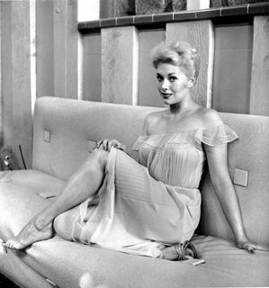 Kim Novak feet photo thumbnail
