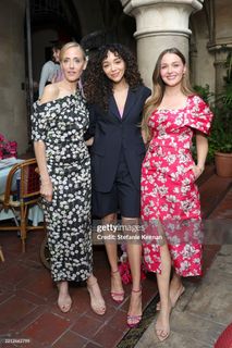 Kim Raver feet photo thumbnail