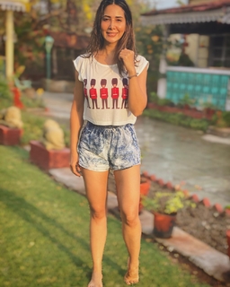 Kim Sharma feet photo 12