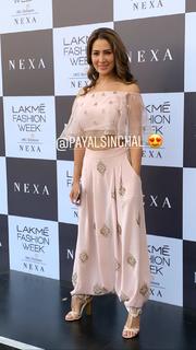 Kim Sharma feet photo 1