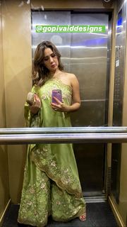 Kim Sharma feet photo 8
