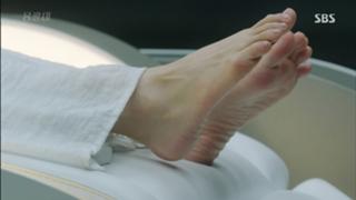 Kim Tae-hee feet photo thumbnail