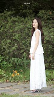 Kim Tae-hee feet photo thumbnail