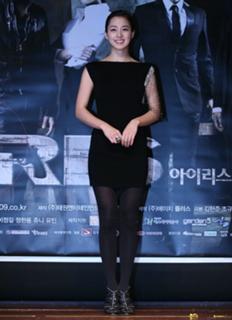 Kim Tae-hee feet photo thumbnail