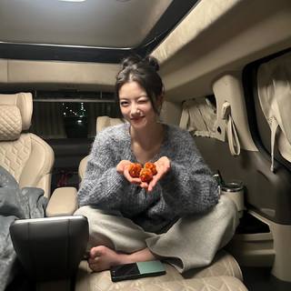 Kim Yoo Jung feet photo 13