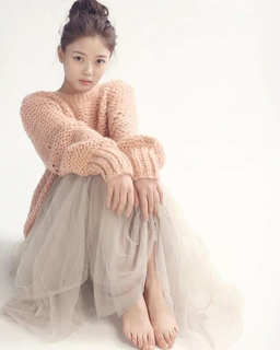 Kim Yoo Jung feet photo 9