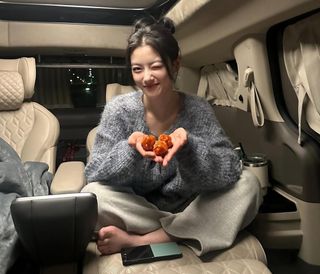 Kim Yoo Jung feet photo 5