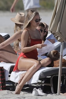 Kimberley Garner feet photo thumbnail