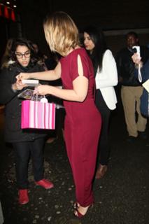 Kimberley Walsh feet photo thumbnail