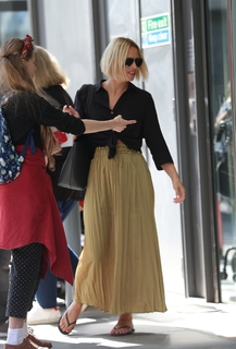 Kimberley Walsh feet photo thumbnail