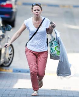 Kimberley Walsh feet photo thumbnail