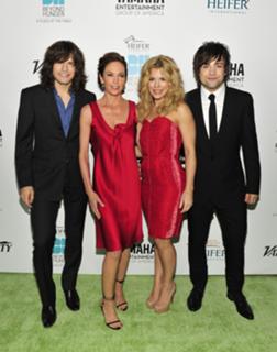 Kimberly Perry feet photo thumbnail