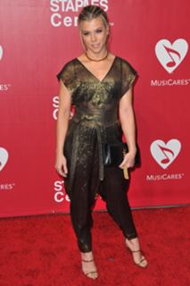 Kimberly Perry feet photo thumbnail
