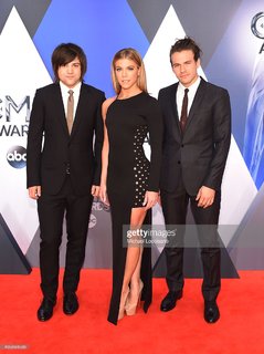 Kimberly Perry feet photo thumbnail