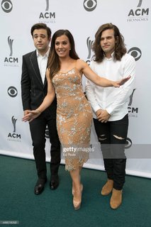 Kimberly Perry feet photo thumbnail