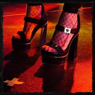 Kimberly Perry feet photo thumbnail