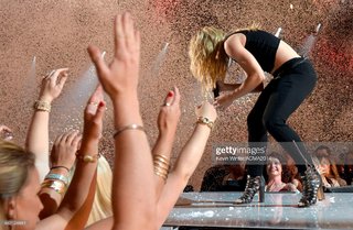 Kimberly Perry feet photo thumbnail
