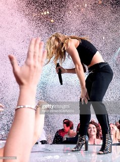 Kimberly Perry feet photo thumbnail