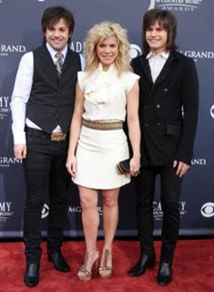 Kimberly Perry feet photo thumbnail