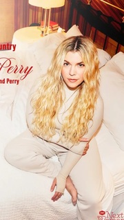 Kimberly Perry feet photo thumbnail