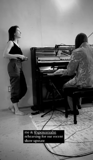 Kimbra feet photo thumbnail