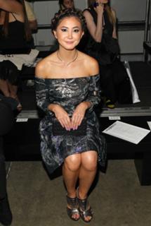 Kimiko Glenn feet photo 3