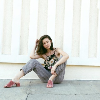 Kimiko Glenn feet photo 5