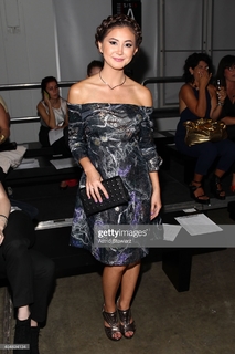 Kimiko Glenn feet photo 17