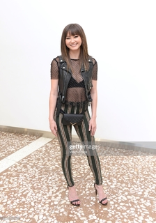 Kimiko Glenn feet photo 15