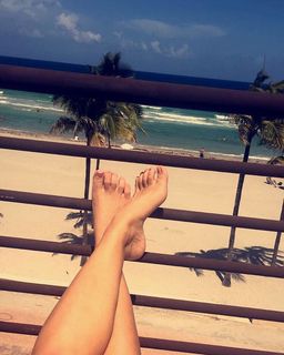 Kindly Myers feet photo 13