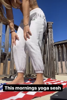 Kindly Myers feet photo 2