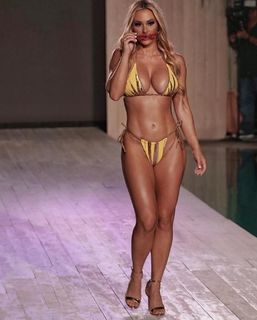 Kindly Myers feet photo 4