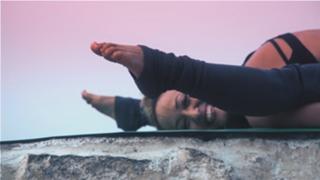 Kino MacGregor feet photo thumbnail