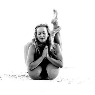 Kino MacGregor feet photo thumbnail
