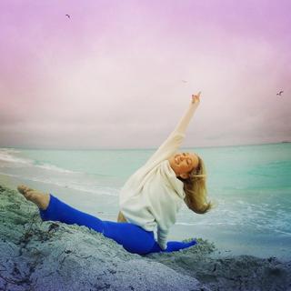 Kino MacGregor feet photo thumbnail