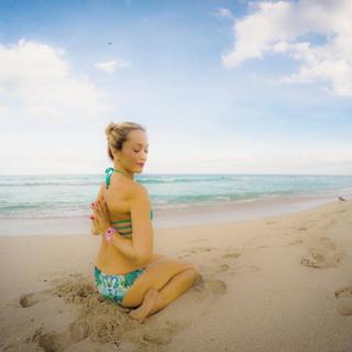 Kino MacGregor feet photo thumbnail