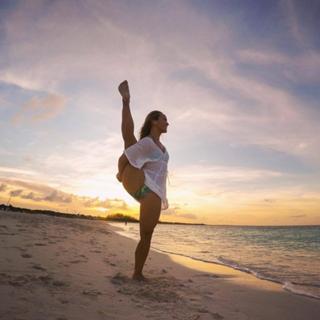 Kino MacGregor feet photo thumbnail