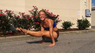 Kino MacGregor feet photo thumbnail
