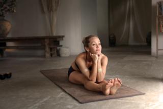Kino MacGregor feet photo thumbnail