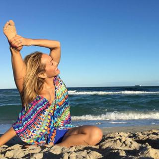 Kino MacGregor feet photo thumbnail