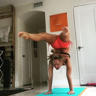 Kino MacGregor feet photo thumbnail