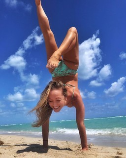 Kino MacGregor feet photo thumbnail