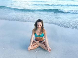 Kino MacGregor feet photo thumbnail