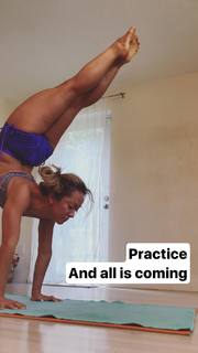 Kino MacGregor feet photo thumbnail