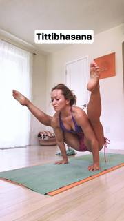 Kino MacGregor feet photo thumbnail