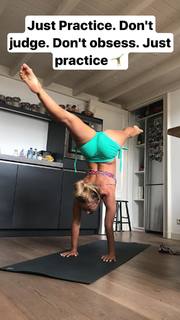 Kino MacGregor feet photo thumbnail