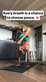 Kino MacGregor feet photo thumbnail
