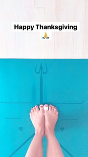 Kino MacGregor feet photo thumbnail